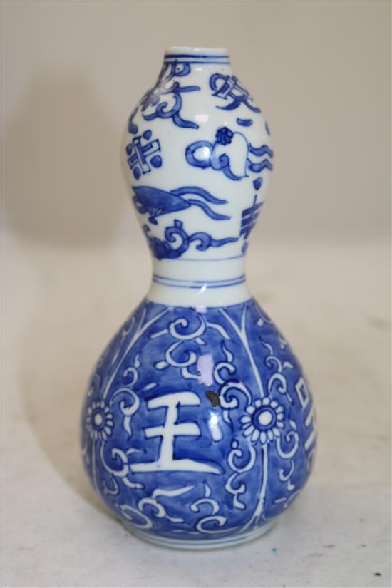 A Chinese blue and white double gourd shaped vase, possibly late Ming dynasty, 17cm, hairline cracks